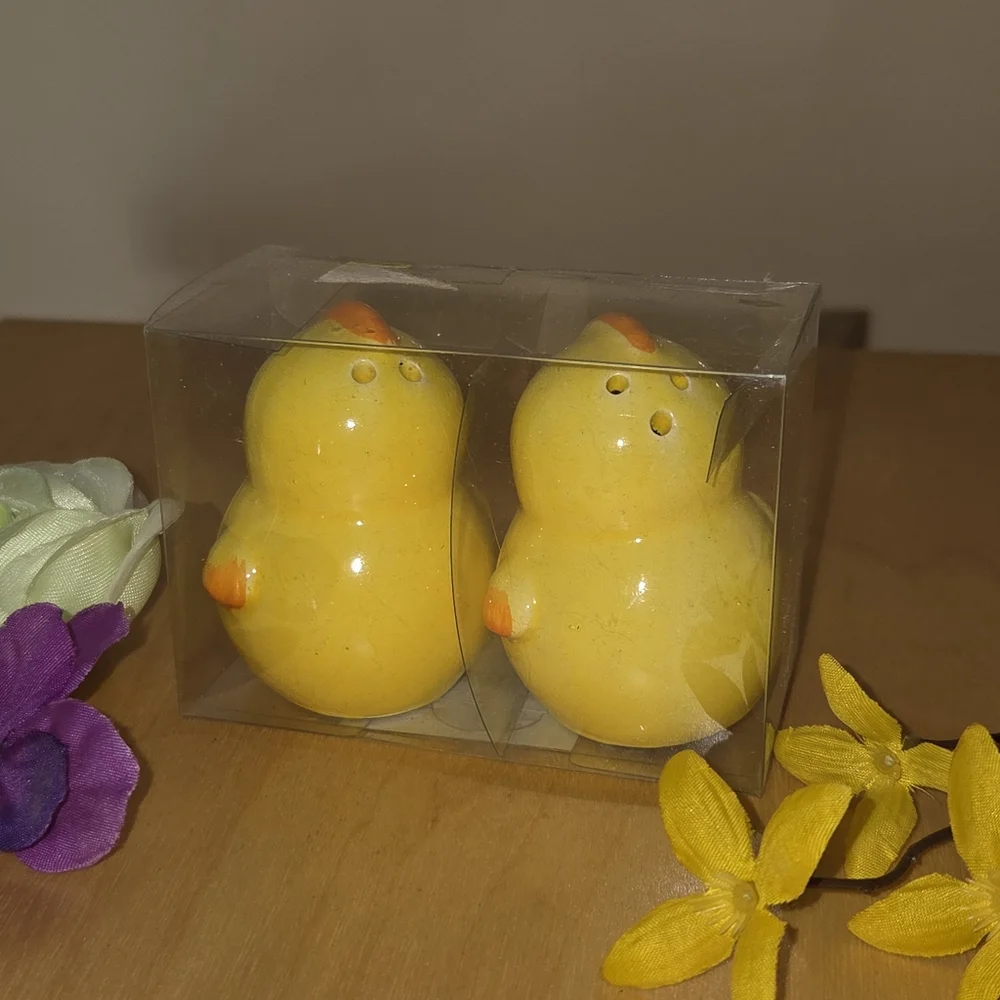 NWT Yellow Ceramic Baby Chicks Salt & Pepper Shaker Set